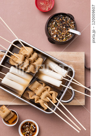 Various oden and soy sauce in a fish cake machine 120009607
