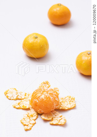a peeled winter fruit tangerine 120009670
