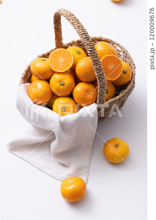A basket full of fresh tangerines 120009676
