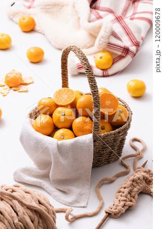 A basket full of fresh tangerines 120009678