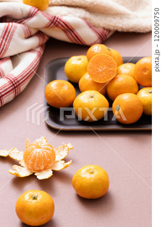 Tangerines on a blanket and tray Tangerines on a blanket and tray 120009750