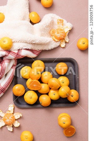 Tangerines on a blanket and tray 120009756