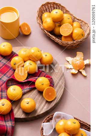 Tangerines in a basket, plated tangerines, and drinks made from tangerines Tangerines in a basket, plated tangerines, and drinks made from tangerines 120009761