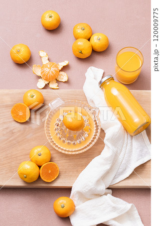 Making a drink with tangerines 120009775