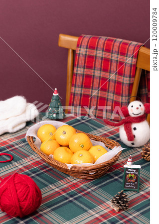 Tangerines plated with a Christmas concept Tangerines plated with a Christmas concept 120009784