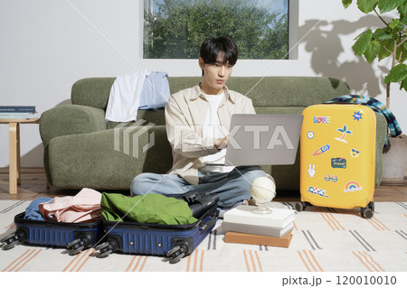 A man in his 20s preparing for a trip 120010010