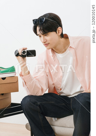 Creator who broadcasts on YouTube from home Creator who broadcasts on YouTube from home 120010145