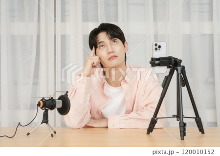 Creator who broadcasts on YouTube from home Creator who broadcasts on YouTube from home 120010152
