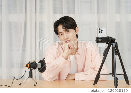 Creator who broadcasts on YouTube from home Creator who broadcasts on YouTube from home 120010159