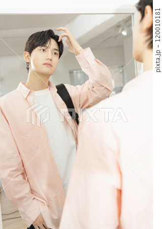Creator who broadcasts on YouTube from home Creator who broadcasts on YouTube from home 120010181