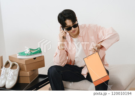 Creator who broadcasts on YouTube from home 120010194