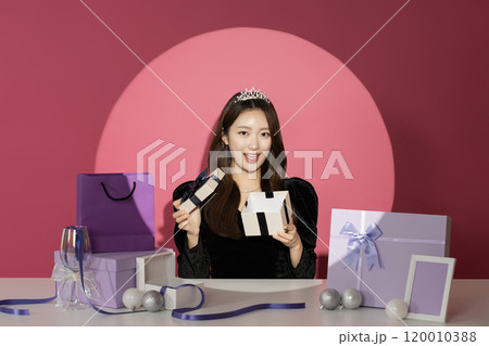 A female protagonist in her 20s who is receiving attention and attention in front of various gifts. A female protagonist in her 20s who is receiving attention and attention in front of various gifts. 120010388