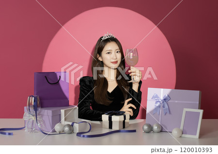 A female protagonist in her 20s who is receiving attention and attention in front of various gifts. 120010393