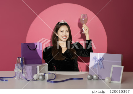 A female protagonist in her 20s who is receiving attention and attention in front of various gifts. 120010397