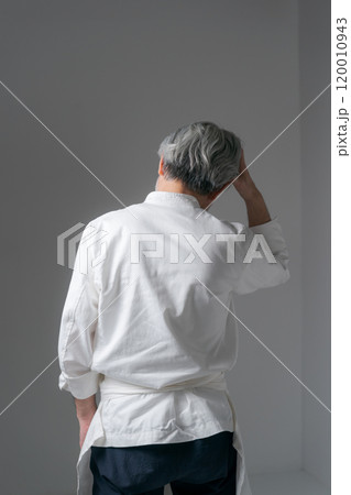 コックの男性の後ろ姿 120010943