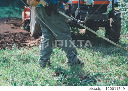 畑の周りで刈払い機 120011249