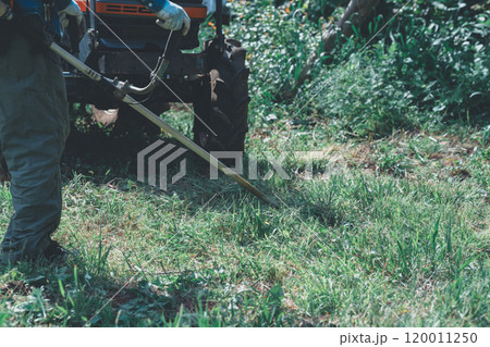畑の周りで刈払い機 120011250