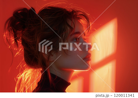 印象的な女性の横顔、赤色背景 120011341