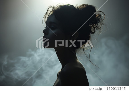 印象的な女性の横顔、黒背景、スモーク演出	 120011345