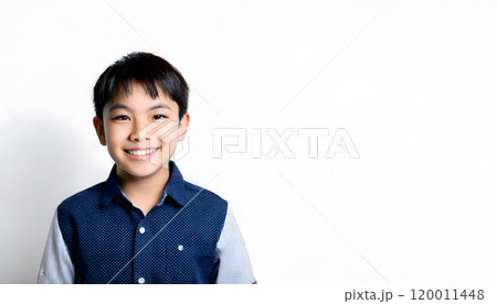 日本人の笑顔の男の子 120011448