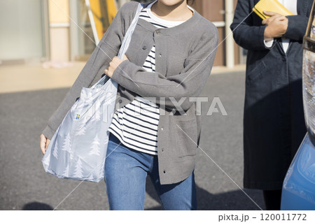 買物お手伝いイメージ　駐車場に向かう親子手もと 120011772