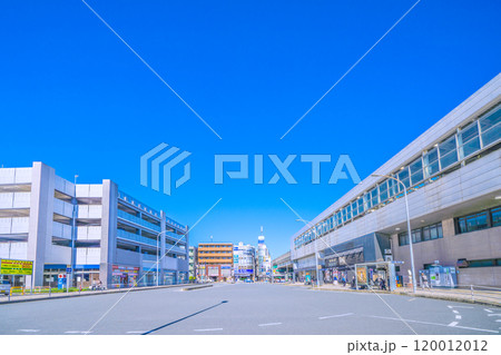 日本の横浜都市景観 横浜市営地下鉄 新羽駅などを望む。澄み渡る青空が広がる…＝7日 120012012