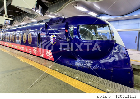 南海なんば駅に停車中の空港特急ラピート 南海なんば駅に停車中の空港特急ラピート 120012113
