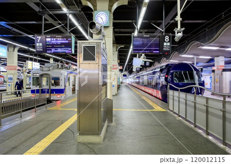 南海なんば駅に停車中の空港特急ラピート 南海なんば駅に停車中の空港特急ラピート 120012115