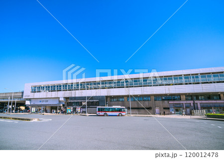 日本の横浜都市景観 横浜市営地下鉄 新羽駅などを望む。澄み渡る青空が広がる…＝7日 120012478