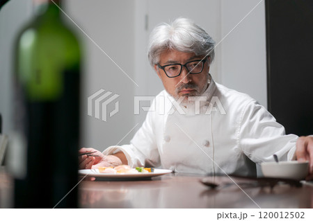 料理の試作をする男性シェフ 120012502
