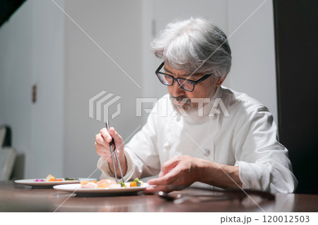 料理の試作をする男性シェフ 料理の試作をする男性シェフ 120012503