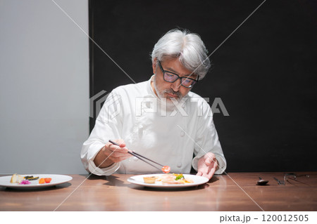 料理の試作をする男性シェフ 120012505