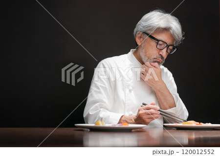 料理の試作をする男性シェフ 料理の試作をする男性シェフ 120012552