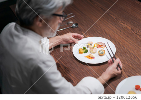料理の味見をする男性シェフ 料理の味見をする男性シェフ 120012656