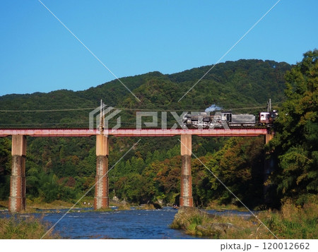 青空の荒川橋梁を渡る秩父鉄道の蒸気機関車 青空の荒川橋梁を渡る秩父鉄道の蒸気機関車 120012662