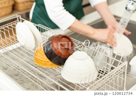 キッチンでお皿を洗うミドル〜シニア女性の手元 120012734