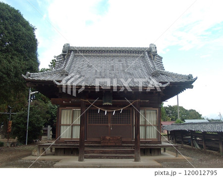 堀口の獅子舞は五穀豊穣や悪疫退散を込めて賀茂神社の社前にて舞います 拝殿(2024.10.28) 120012795
