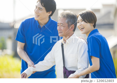土手を元気にウォーキングするシニア 土手を元気にウォーキングするシニア 120012803
