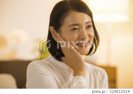 夜、スキンケアをするミドル女性 夜、スキンケアをするミドル女性 120012814