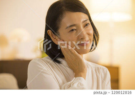 夜、スキンケアをするミドル女性　　　 120012816
