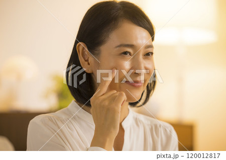 夜、スキンケアをするミドル女性 夜、スキンケアをするミドル女性 120012817