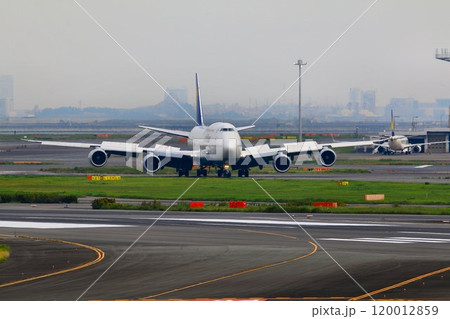 翼は欧州から… 着陸後に地上を移動するジャンボジェット『B747』 120012859