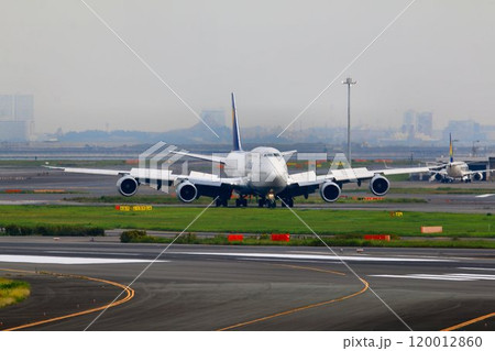 翼は欧州から… 着陸後に地上を移動するジャンボジェット『B747』 翼は欧州から… 着陸後に地上を移動するジャンボジェット『B747』 120012860