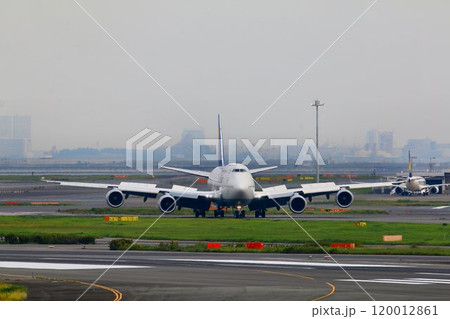 翼は欧州から… 着陸後に地上を移動するジャンボジェット『B747』 翼は欧州から… 着陸後に地上を移動するジャンボジェット『B747』 120012861