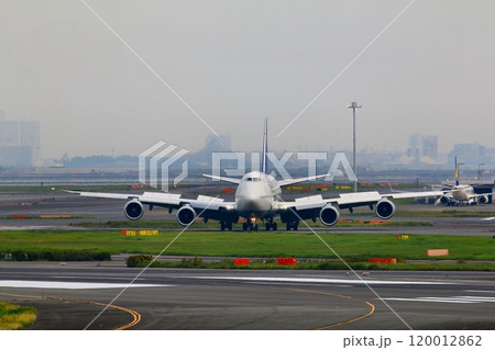 翼は欧州から… 着陸後に地上を移動するジャンボジェット『B747』 翼は欧州から… 着陸後に地上を移動するジャンボジェット『B747』 120012862
