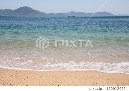 今治大角鼻付近の砂浜からの大島を望む 今治大角鼻付近の砂浜からの大島を望む 120012953