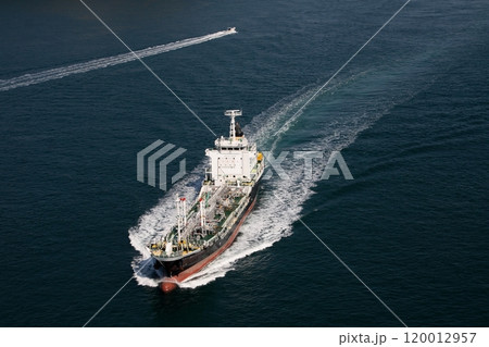 来島海峡を通過するケミカルタンカー 120012957