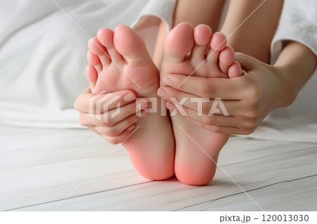 足を触る若い女性. 120013030