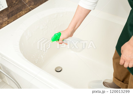 お風呂掃除をするミドル〜シニア女性の手元 120013299