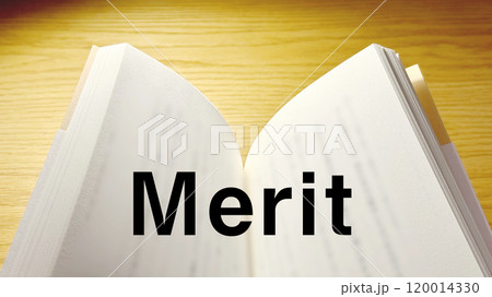 スポットライトの当たったテーブルで開いた本にMeritの文字_ワイド 120014330